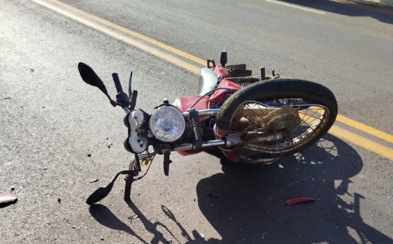 Motociclista fica ferido e é levado ao hospital após colisão com carro