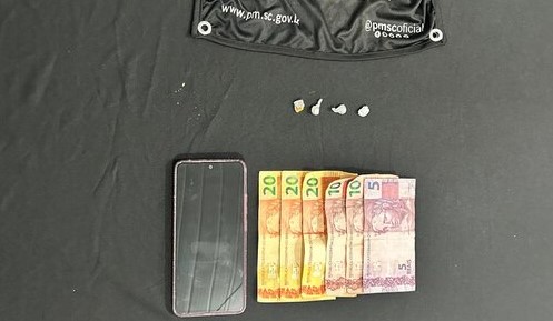 Mulher é presa por tráfico de drogas