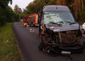 Colisão entre van de Dionísio Cerqueira e caminhão na BR-282 deixa seis feridos