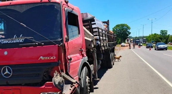 Duas pessoas morrem após carga de tijolos de caminhão cair sobre moto no RS