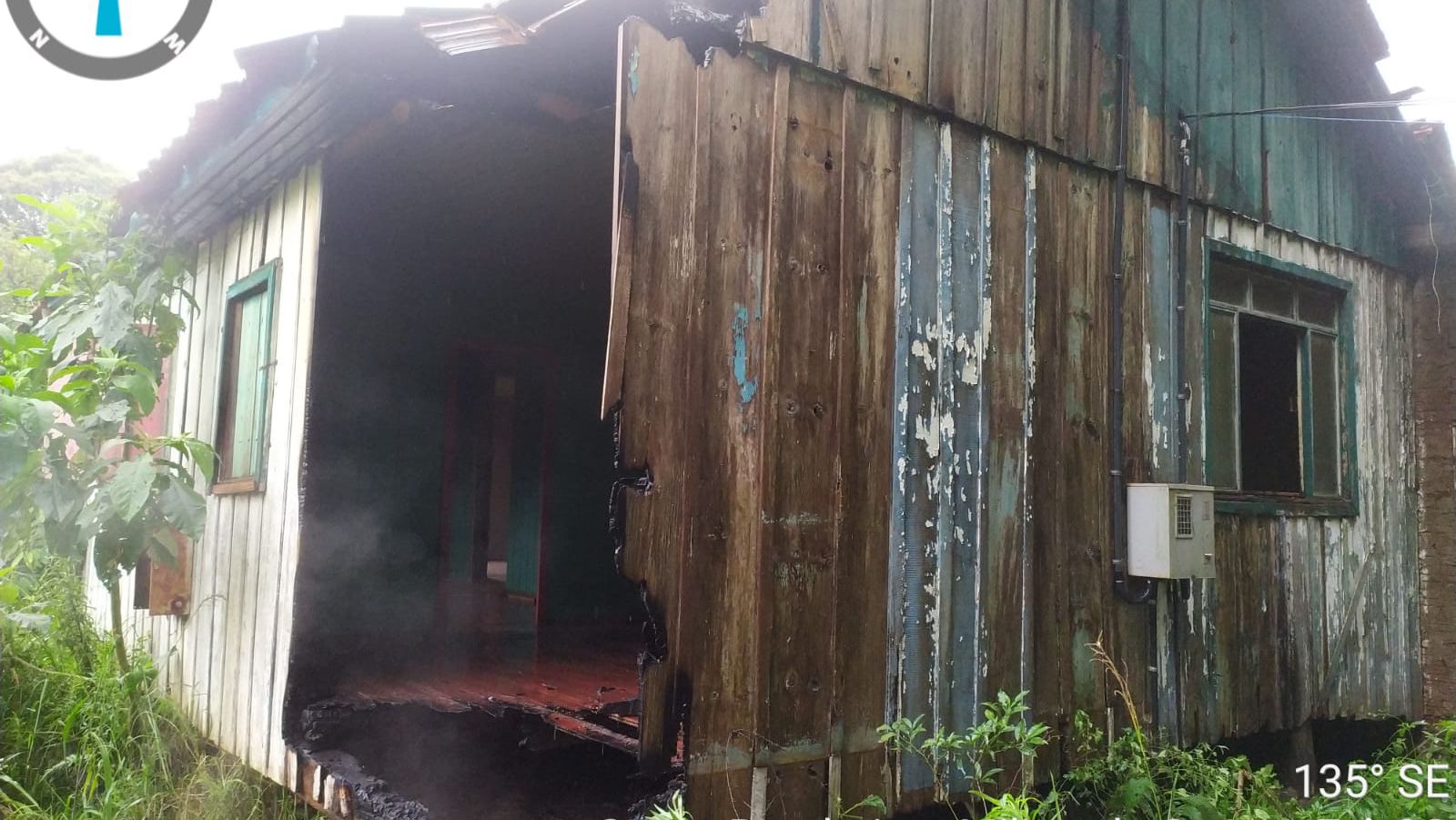 Incêndio danifica residência de madeira no interior de São Lourenço do Oeste