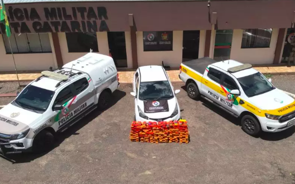 Porta-malas quebrado e cheiro forte: abordagem termina com apreensão de 154 kg de maconha em SC