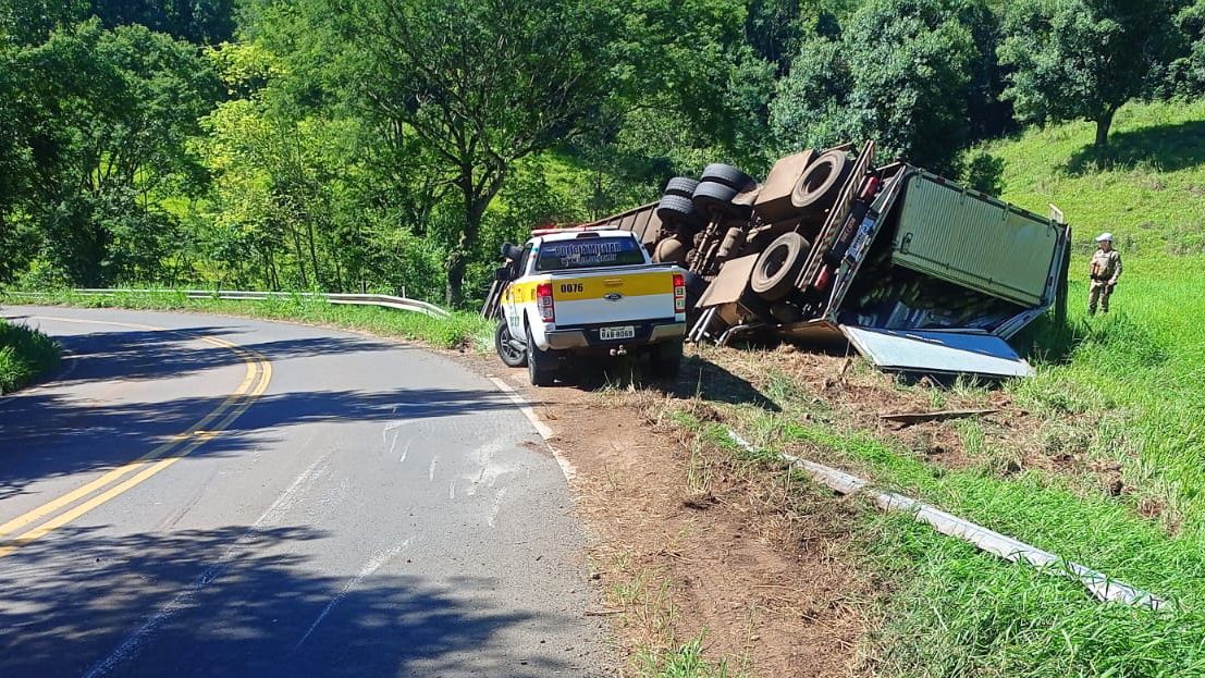 Motorista fica ferido em saída da pista seguida de tombamento em Guaraciaba