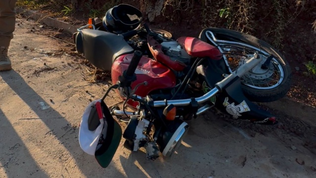 Jovens ficam gravemente feridos em acidente de moto no interior