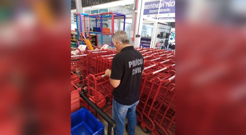 DPCAMI participa de ação nos supermercados do município