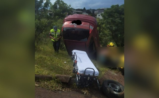 Motorista é levada ao hospital após capotar veículo