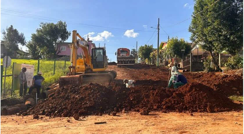 Empresa começa calçamento em mais uma rua