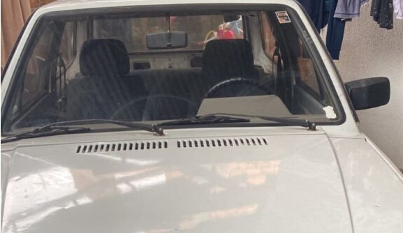 Criminosos roubam carro em plena luz do dia