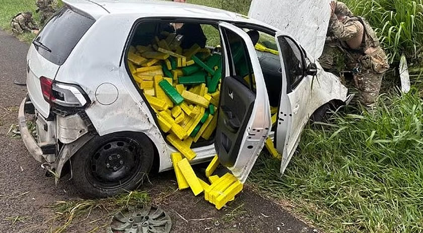 Adolescente foge de abordagem, é perseguido e capota carro carregado com meia tonelada de maconha