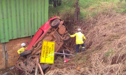 Carro cai em barranco e dois homens são socorridos no Oeste de SC