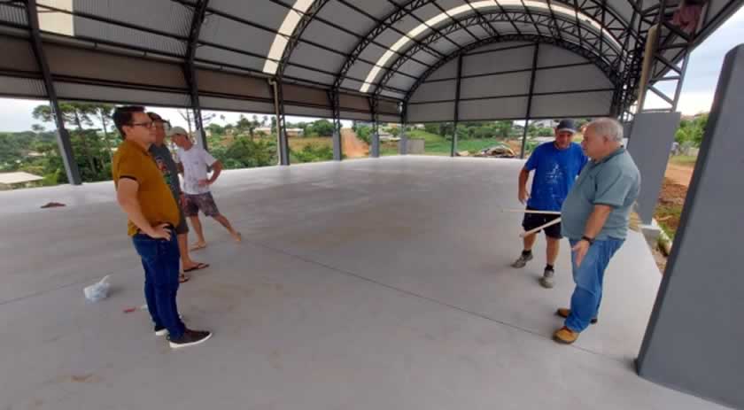 Município inicia pintura de quadra poliesportiva
