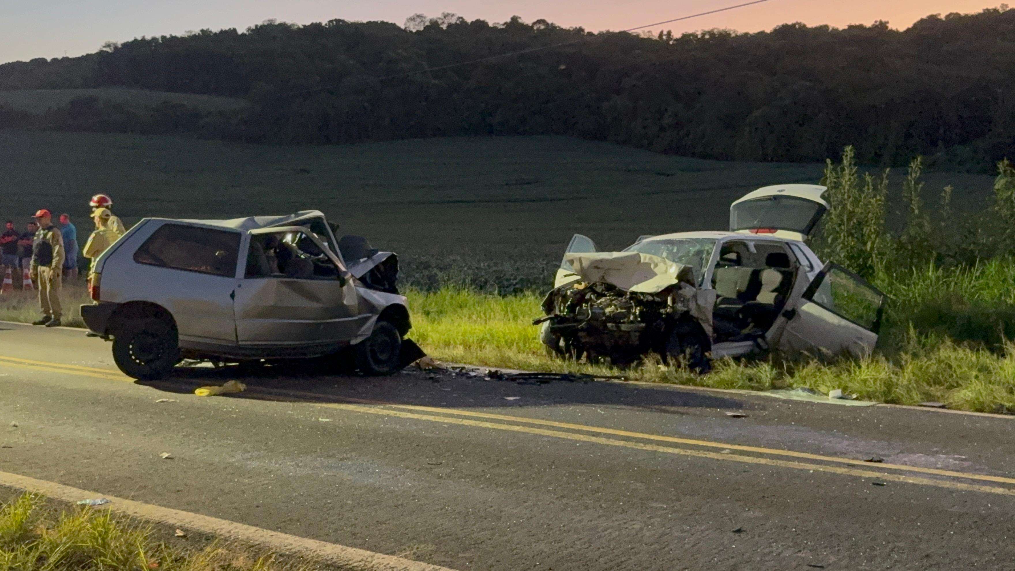 Colisão frontal na BR-180 entre Francisco Beltrão e Dois Vizinhos deixa uma vítima fatal e uma ferida gravemente