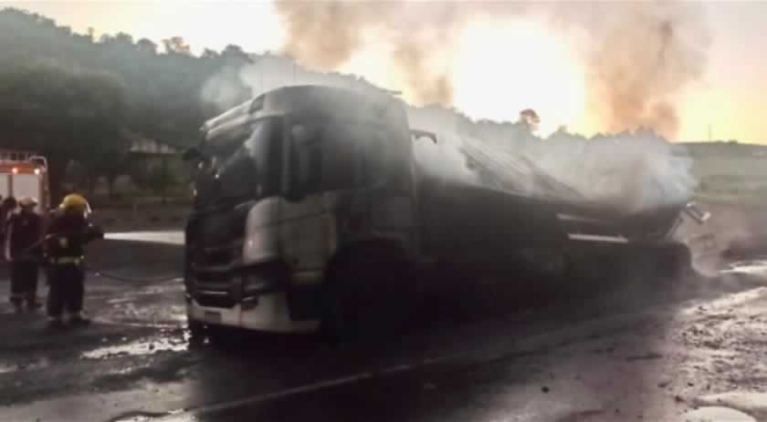 Caminhão com 18 toneladas de carne é destruído pelo fogo na BR-282