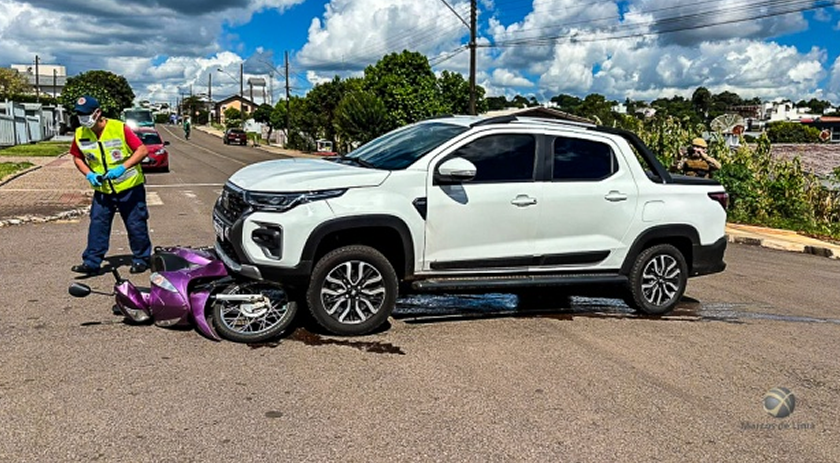 Motociclista fica ferida em colisão com camionete no Bairro São Luiz