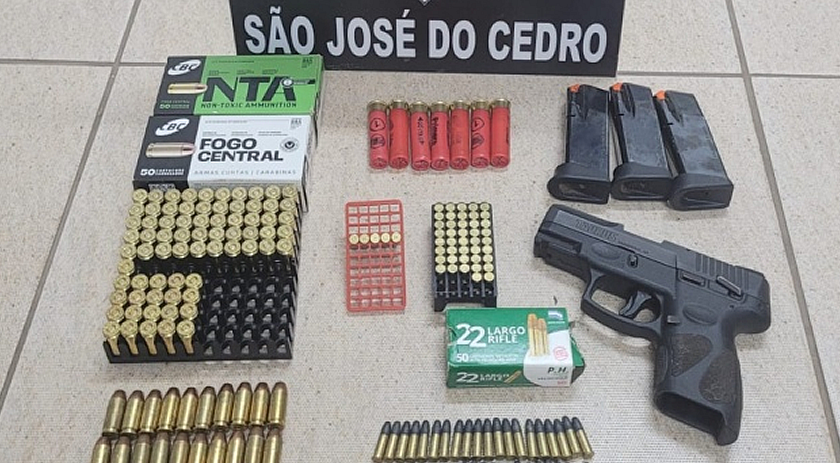 Polícia Civil apreende arma e mais de 180 munições durante operação