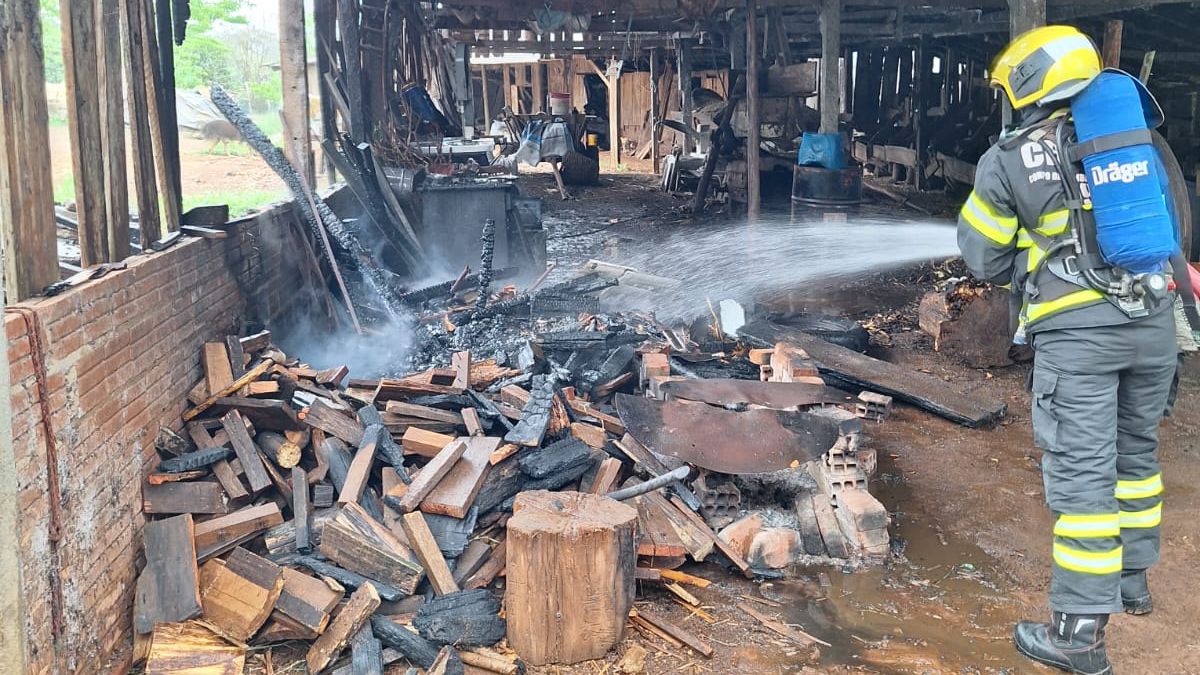 Incêndio causa prejuízos em galpão de propriedade rural