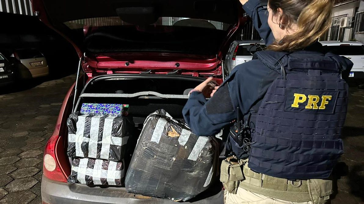 Motorista abandona veículo carregado de maconha e corre para a mata