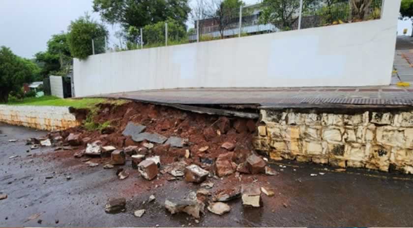 Muro cinquentenário cede devido ao terreno irregular e passagem de chuva