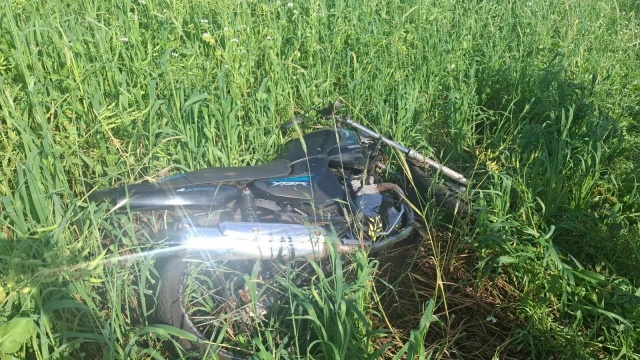 Agricultores encontram corpo de homem em lavoura, vítima de acidente de trânsito