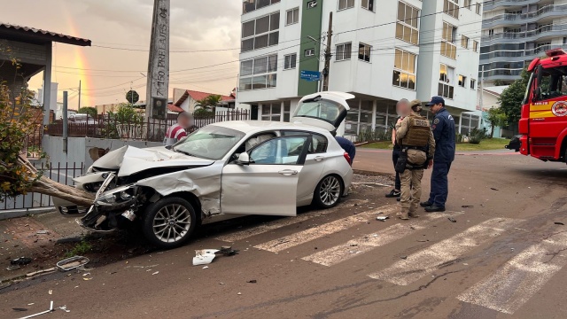 Colisão entre dois carros mobiliza equipes de resgate no centro