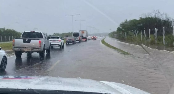 Chuva causa bloqueios e alagamentos em rodovias de SC; veja rotas alternativas