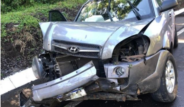 Colisão de carro contra barranco deixa mulher ferida na BR-282