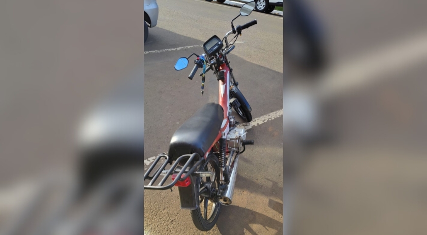 Adolescente é flagrado conduzindo ciclomotor sem placa no centro da cidade