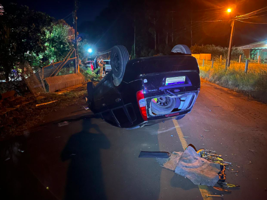 Homem morre ao colidir veículo contra muro de residência