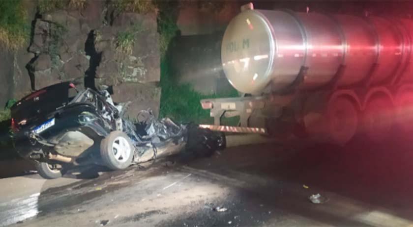 Motorista morre em grave acidente entre carro e carreta na BR-282