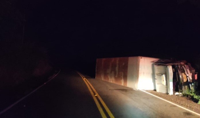 Caminhão sai da pista e tomba na SC-163 entre Iporã do Oeste e Itapiranga