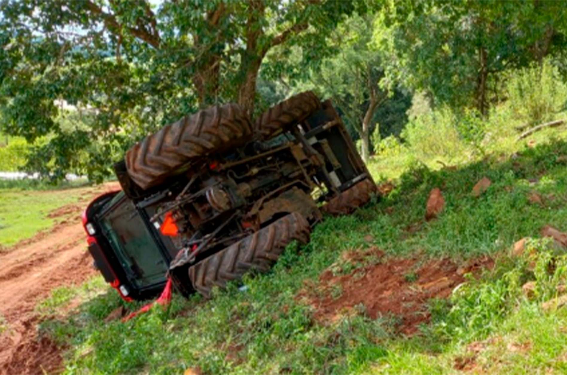 Homem fica ferido após acidente com trator em Modelo