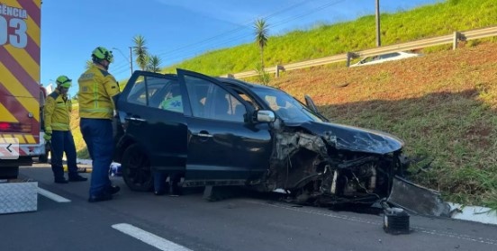 Colisão entre carreta e SUV deixa homem ferido na BR-480