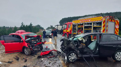 Colisão na BR-282 mata mulher e criança e deixa outros 4 feridos