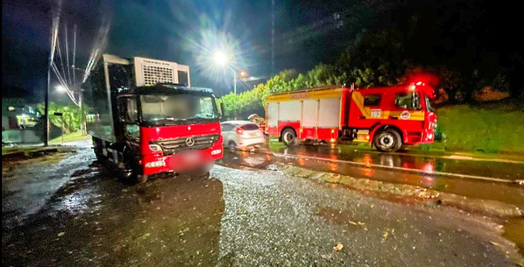 Dupla colisão deixa três pessoas feridas na SC-163 em São Miguel do Oeste