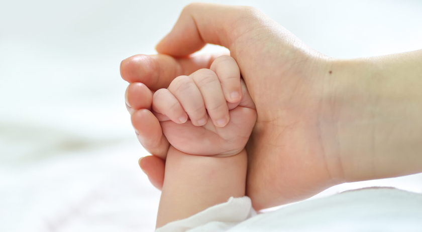 Ministério Público investiga possível negligência no atendimento a bebê após queda em creche de SC