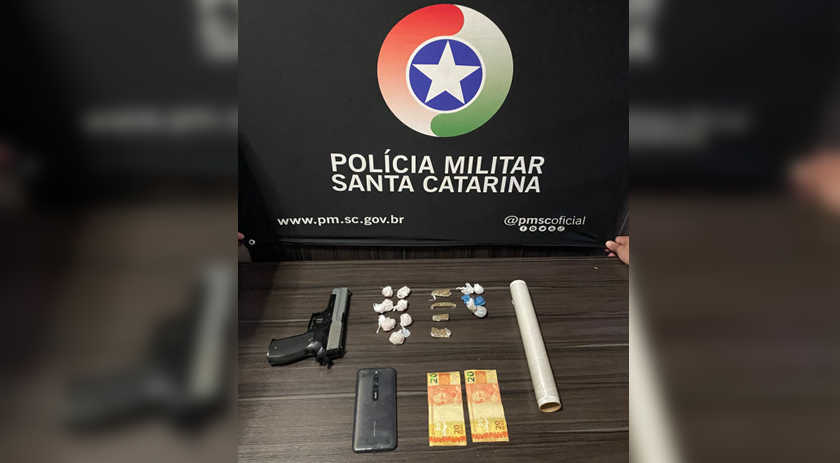 Drogas e réplica de arma de fogo são localizadas em residência e dois homens acabam presos