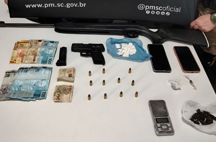 Jovens de 18 e 20 anos são presos por tráfico de drogas e posse ilegal de arma