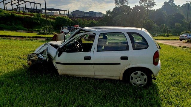 Condutor sai da pista, invade canteiro central e atinge monumento no trevo