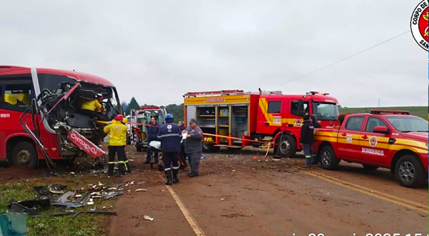 Caminhão atinge ônibus com 13 pessoas na BR-282 em SC
