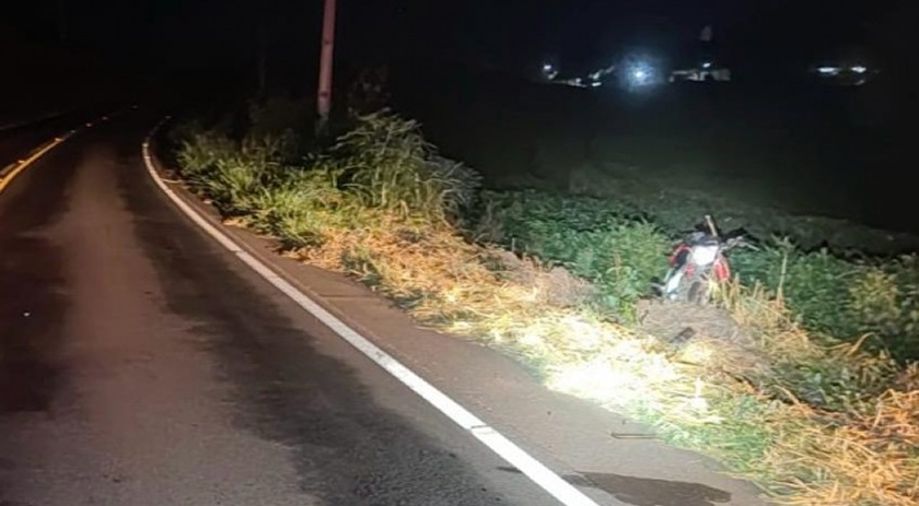 Casal fica ferido após motocicleta sair da pista e tombar