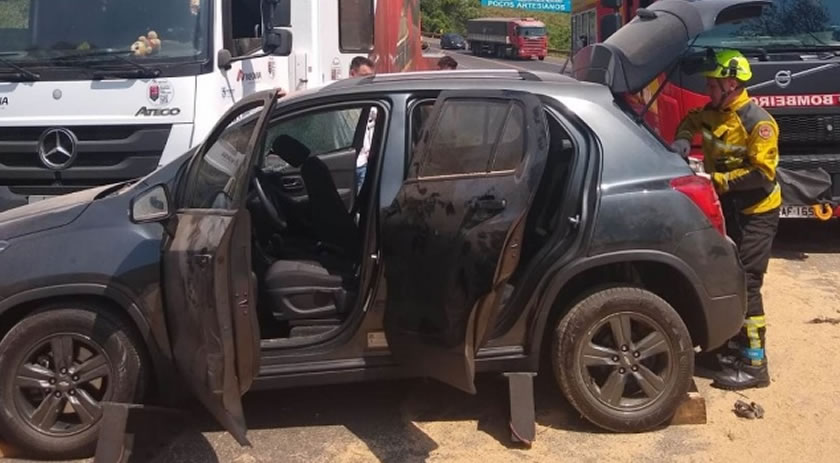 Trânsito fica bloqueado na BR-282 após acidente entre carro e caminhões