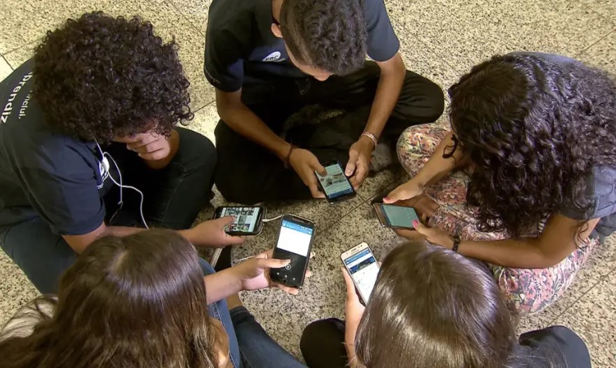 Volta às aulas sem celular: saiba como vai funcionar a nova lei