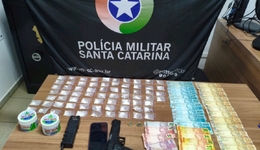 Mulher é presa com mais de 60 porções de cocaína em estabelecimento no Centro de Ponte Serrada