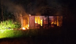 Incêndio destrói baú de caminhão abandonado