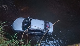 Carro com três pessoas cai em rio