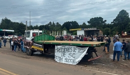 Produtores de leite de cidades do Oeste fazem manifestação em meio à crise no setor