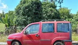 Polícia recolhe carro abandonado em via pública