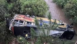Ônibus cai de ponte e deixa 9 mortos na Argentina no dia das eleições legislativas
