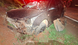 Mulher sem CNH sai da pista e bate carro em barranco na SC-480