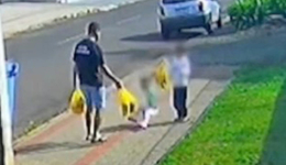 Vídeo mostra pai chutando filha de 3 anos em via pública no Paraná; caso é investigado